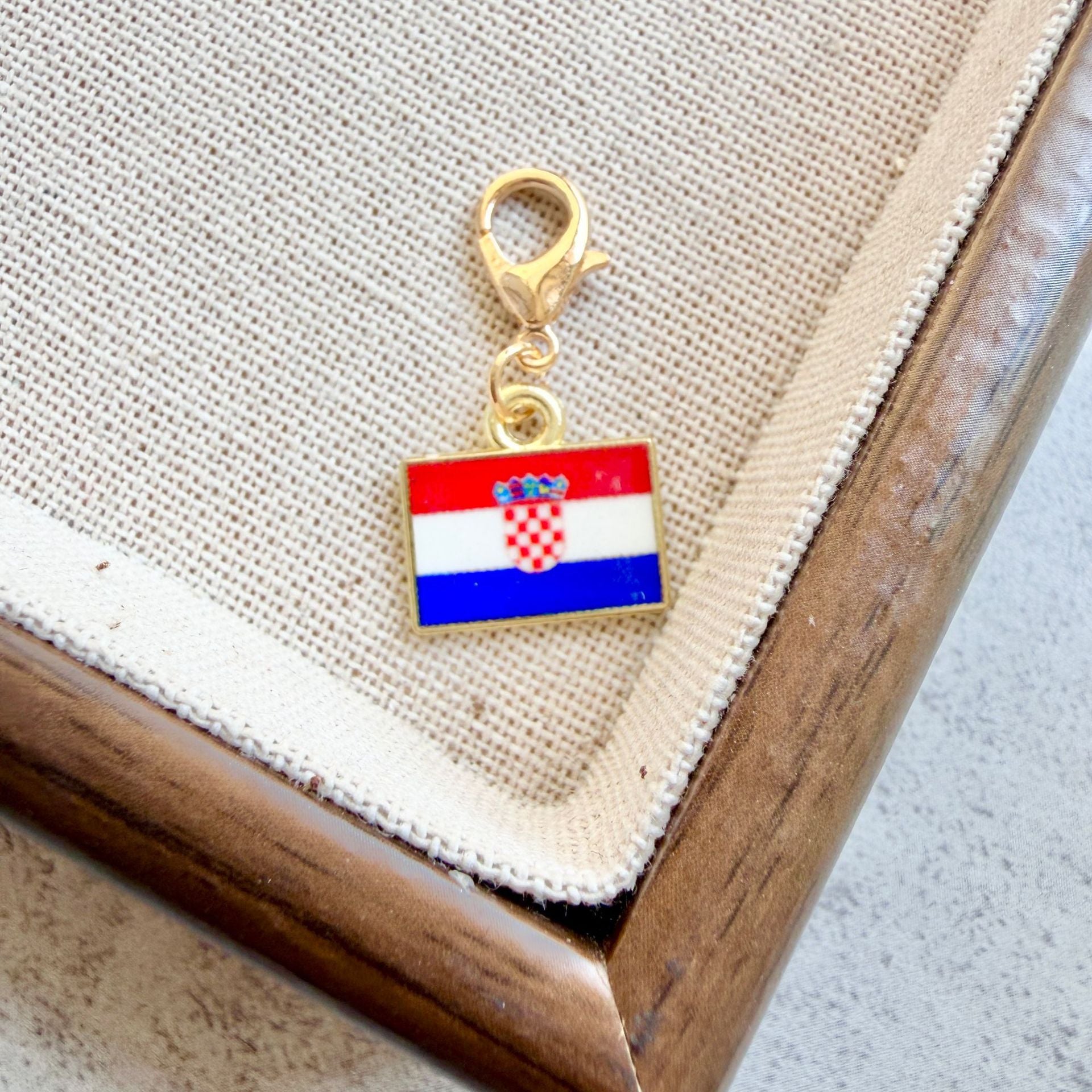 Country Flag Keychain – Zinc Alloy Travel Souvenir Pendant