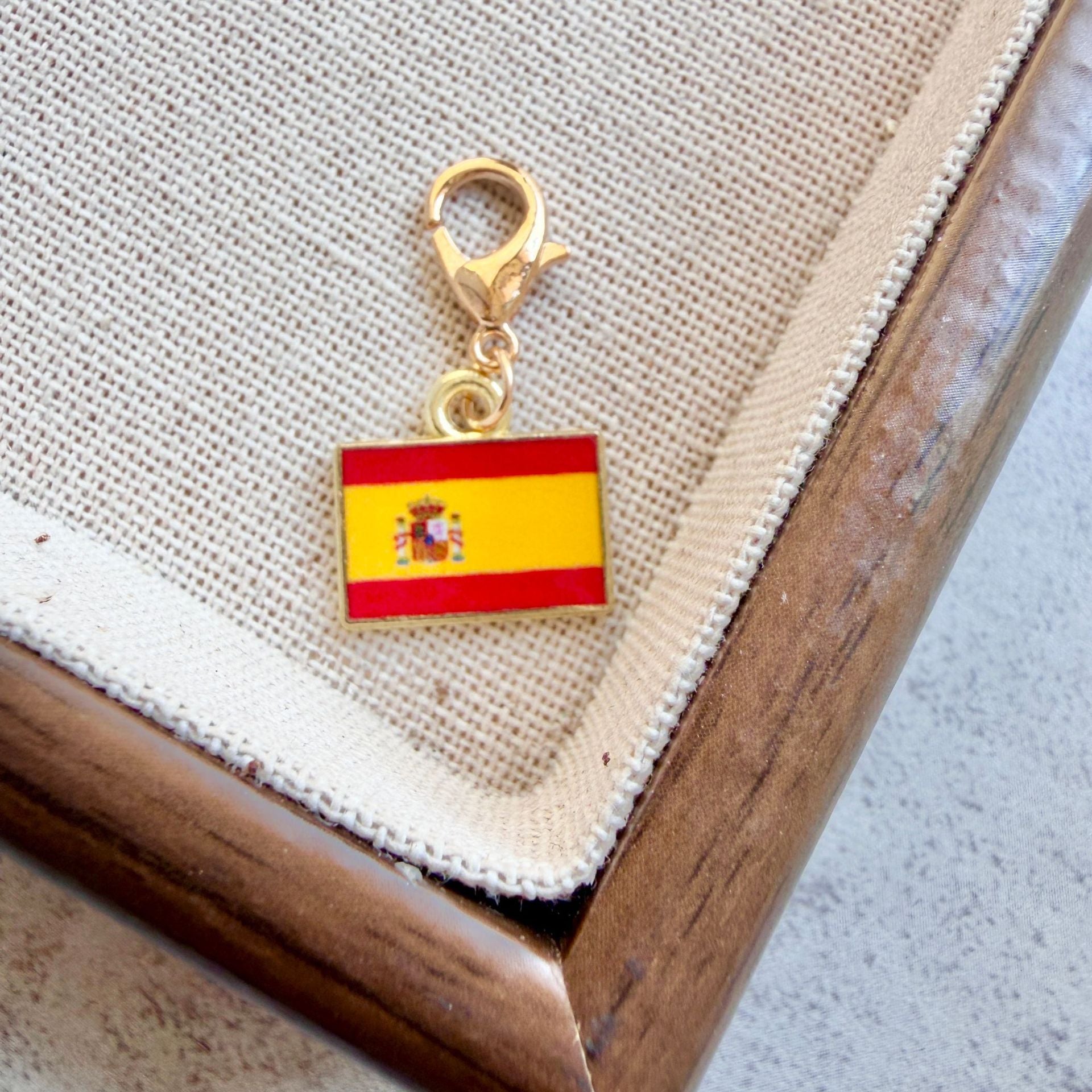 Country Flag Keychain – Zinc Alloy Travel Souvenir Pendant