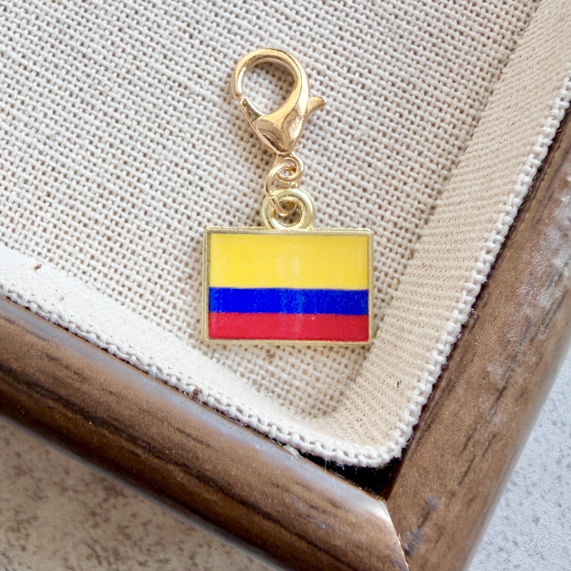Country Flag Keychain – Zinc Alloy Travel Souvenir Pendant