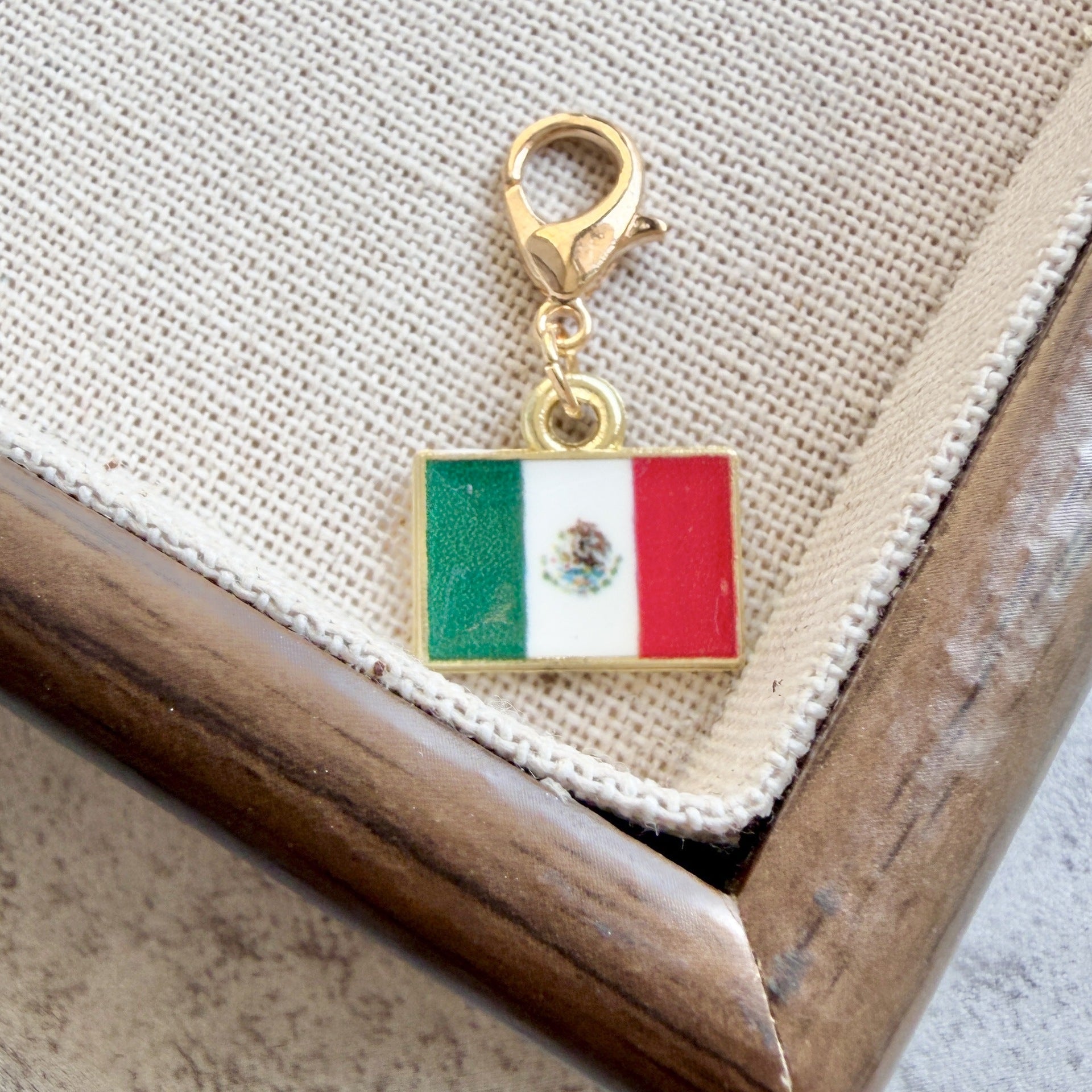 Country Flag Keychain – Zinc Alloy Travel Souvenir Pendant