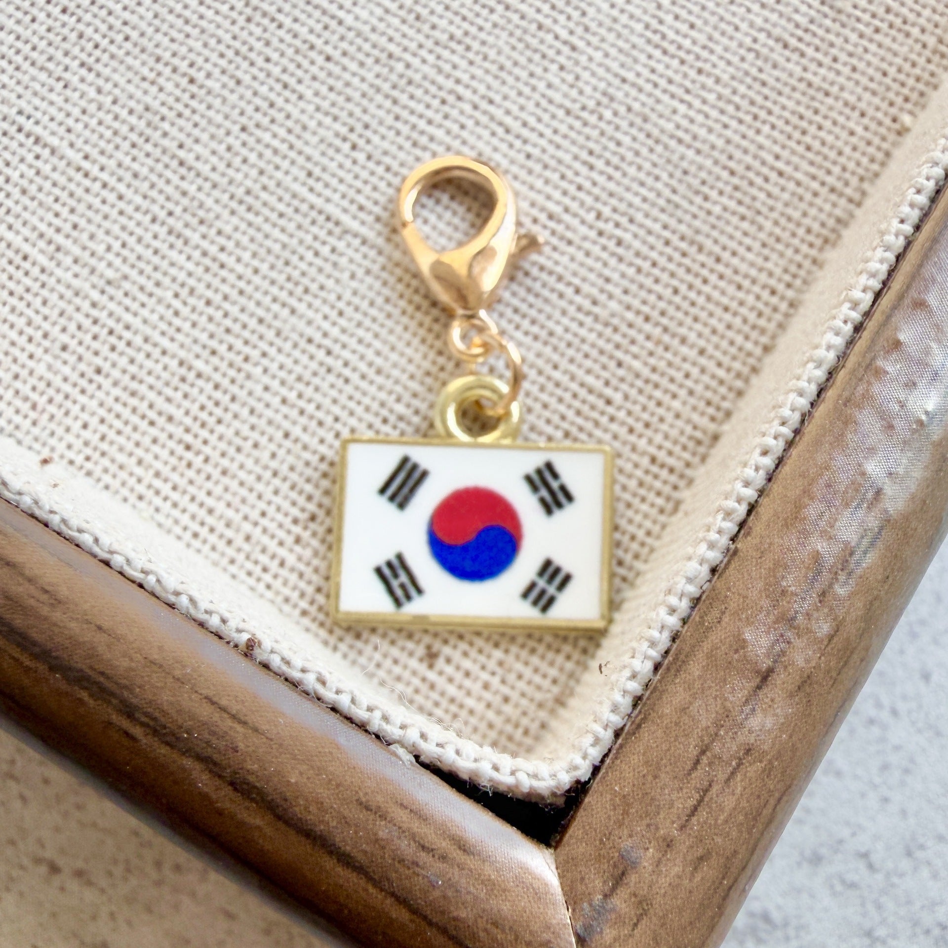 Country Flag Keychain – Zinc Alloy Travel Souvenir Pendant