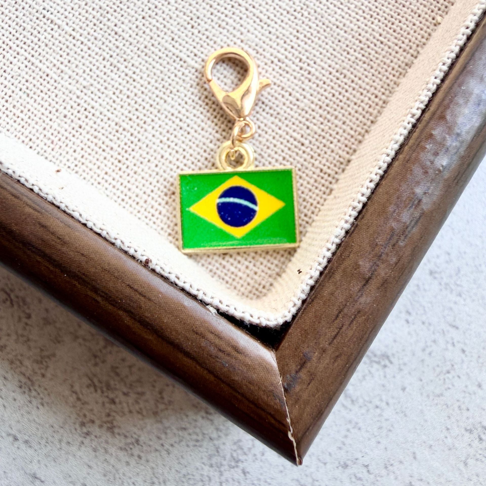 Country Flag Keychain – Zinc Alloy Travel Souvenir Pendant