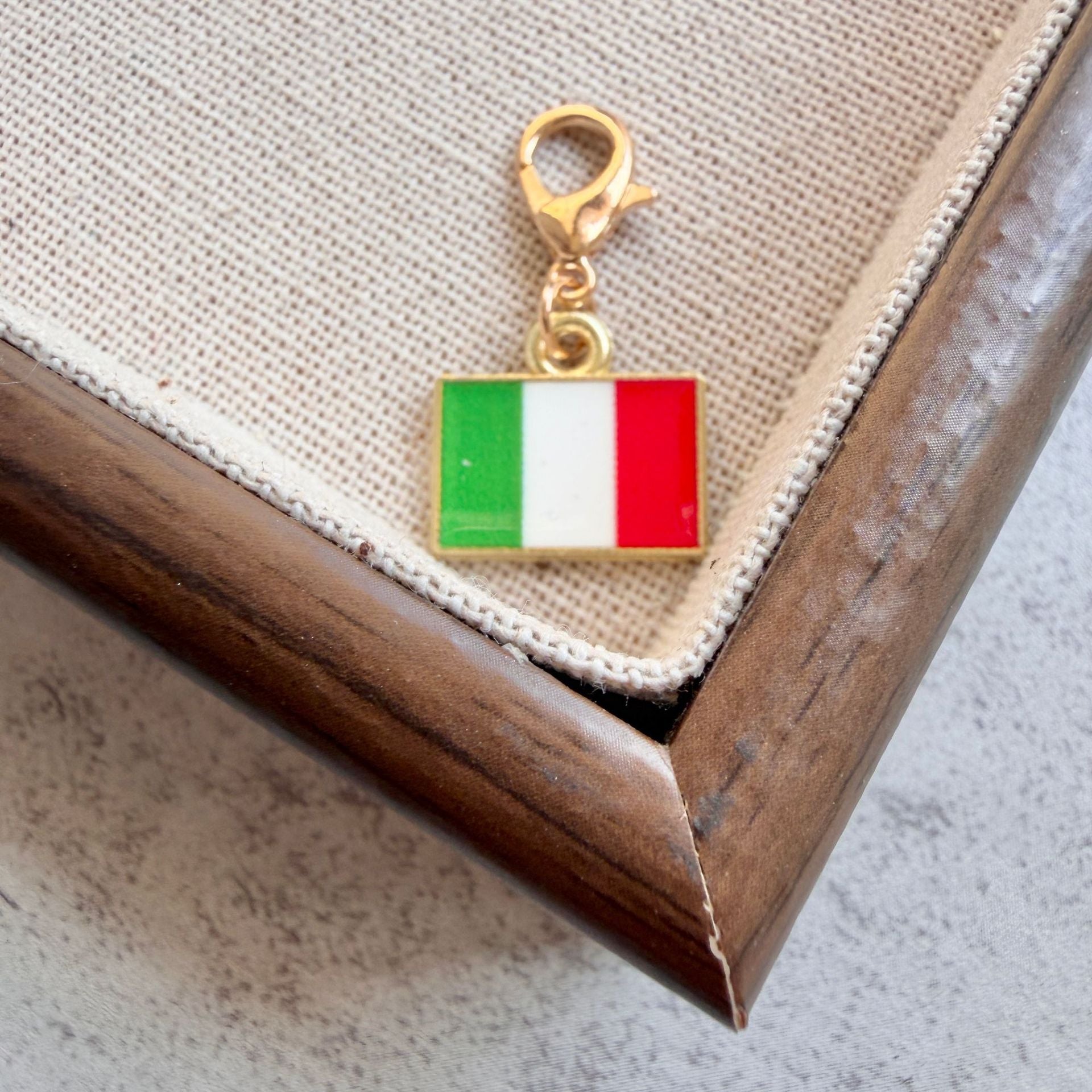 Country Flag Keychain – Zinc Alloy Travel Souvenir Pendant
