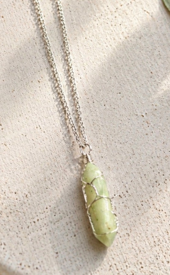Green Jade Wire-Wrapped Necklace – Natural Harmony & Prosperity Crystal