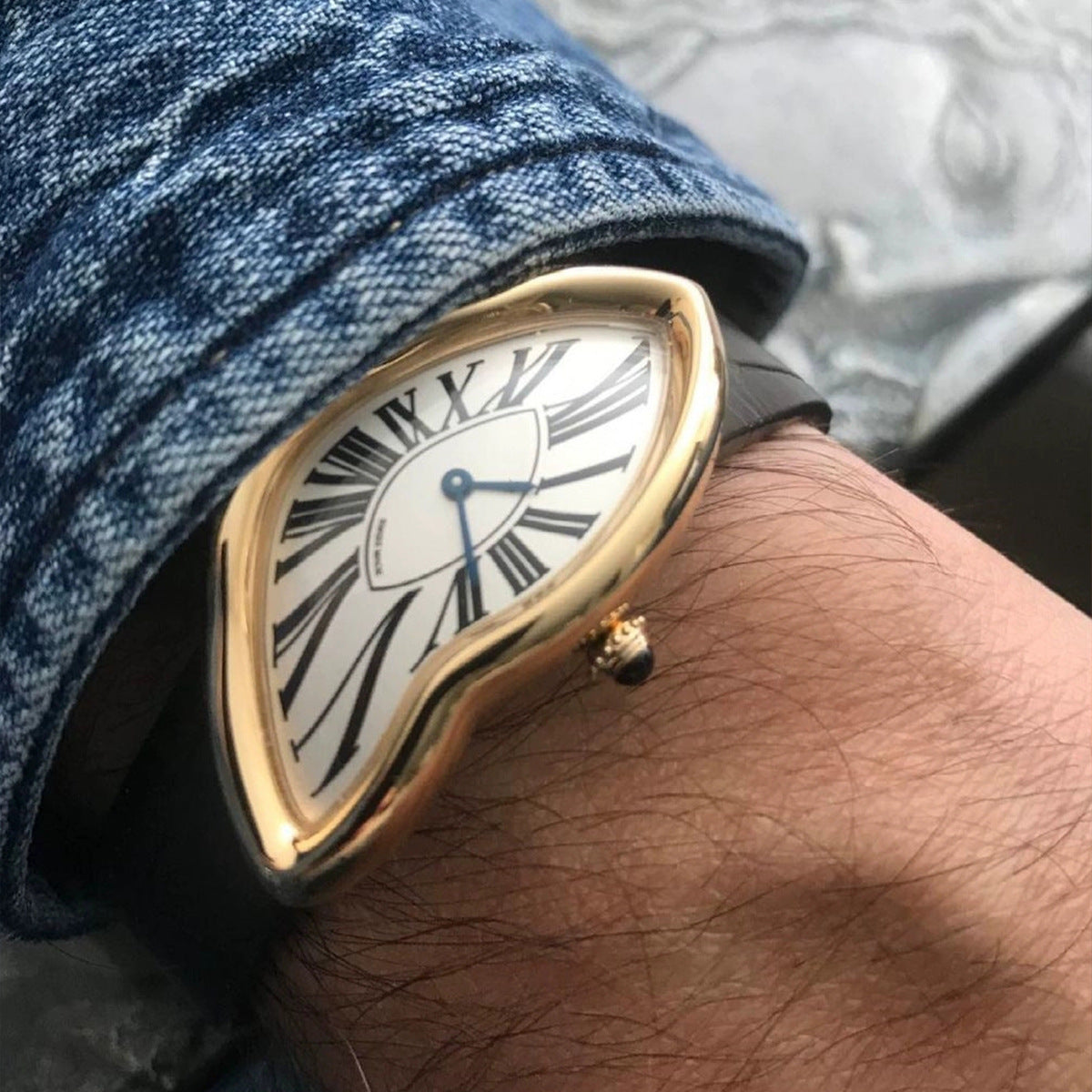 Vintage Oval Quartz Watch – Leather Strap Wristwatch with Waterproof Design