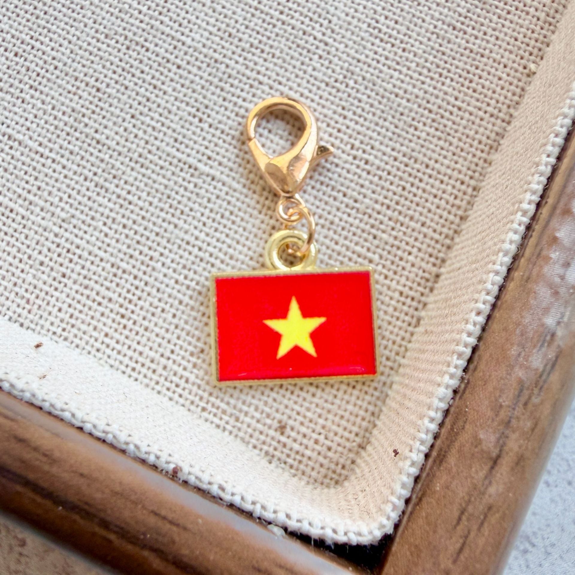Country Flag Keychain – Zinc Alloy Travel Souvenir Pendant