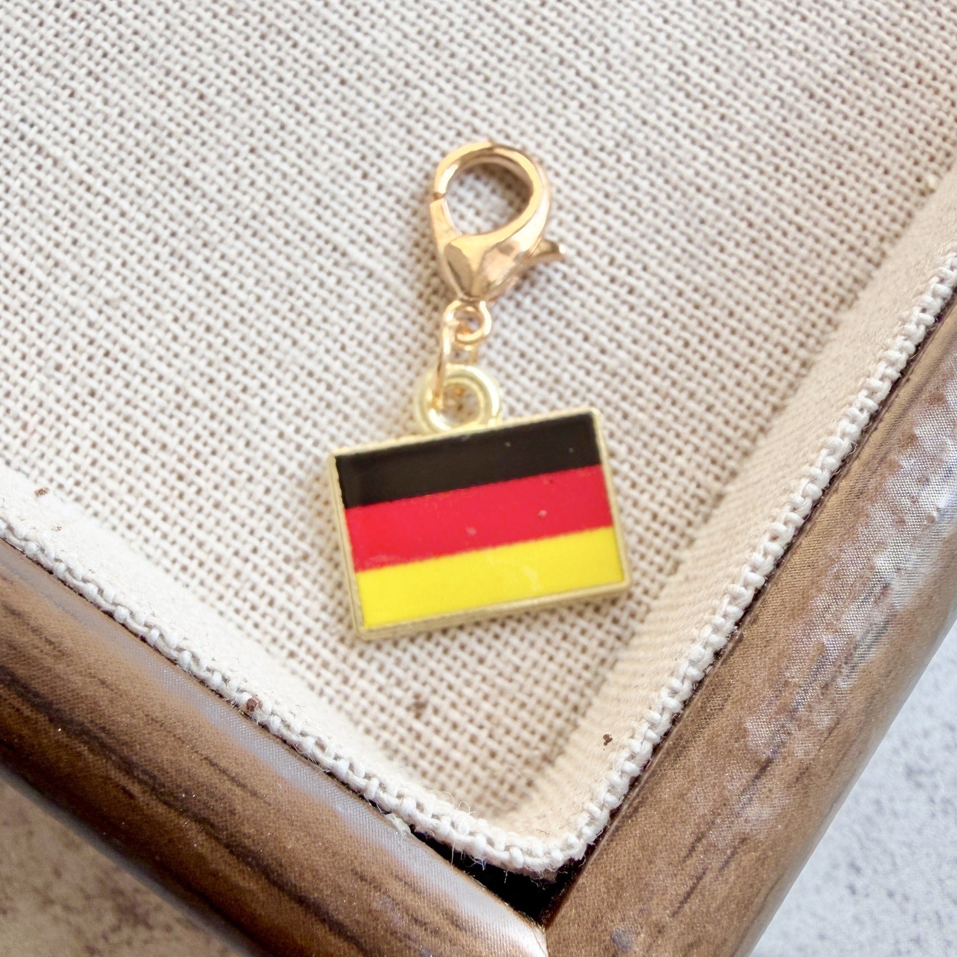 Country Flag Keychain – Zinc Alloy Travel Souvenir Pendant