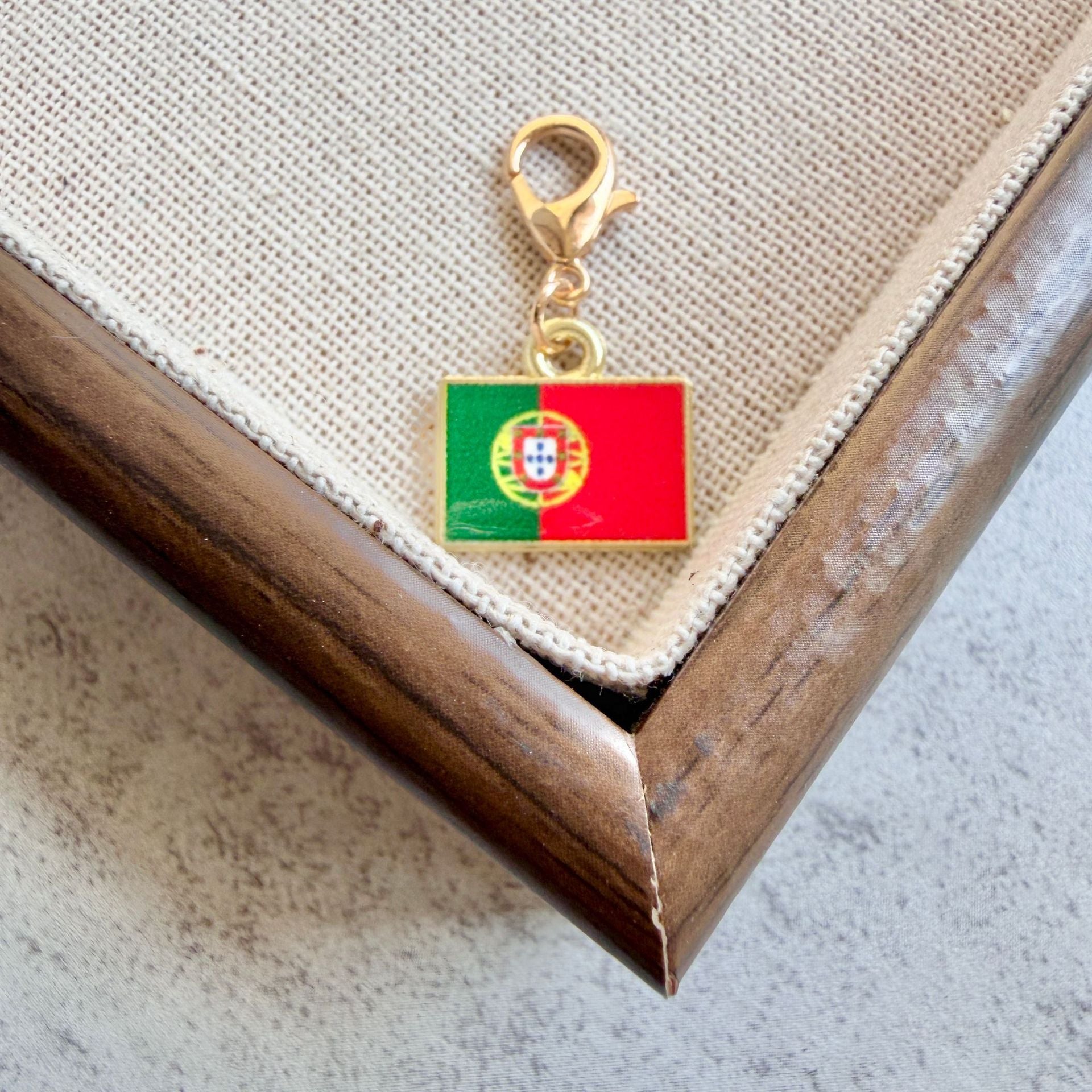 Country Flag Keychain – Zinc Alloy Travel Souvenir Pendant